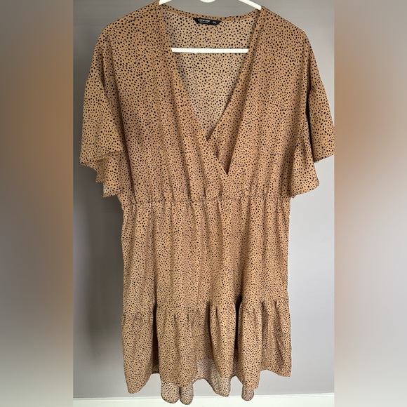 SHEIN Dresses & Skirts - SHEIN CURVE size 2XL brown with black dots v-neck, short sleeved dress.